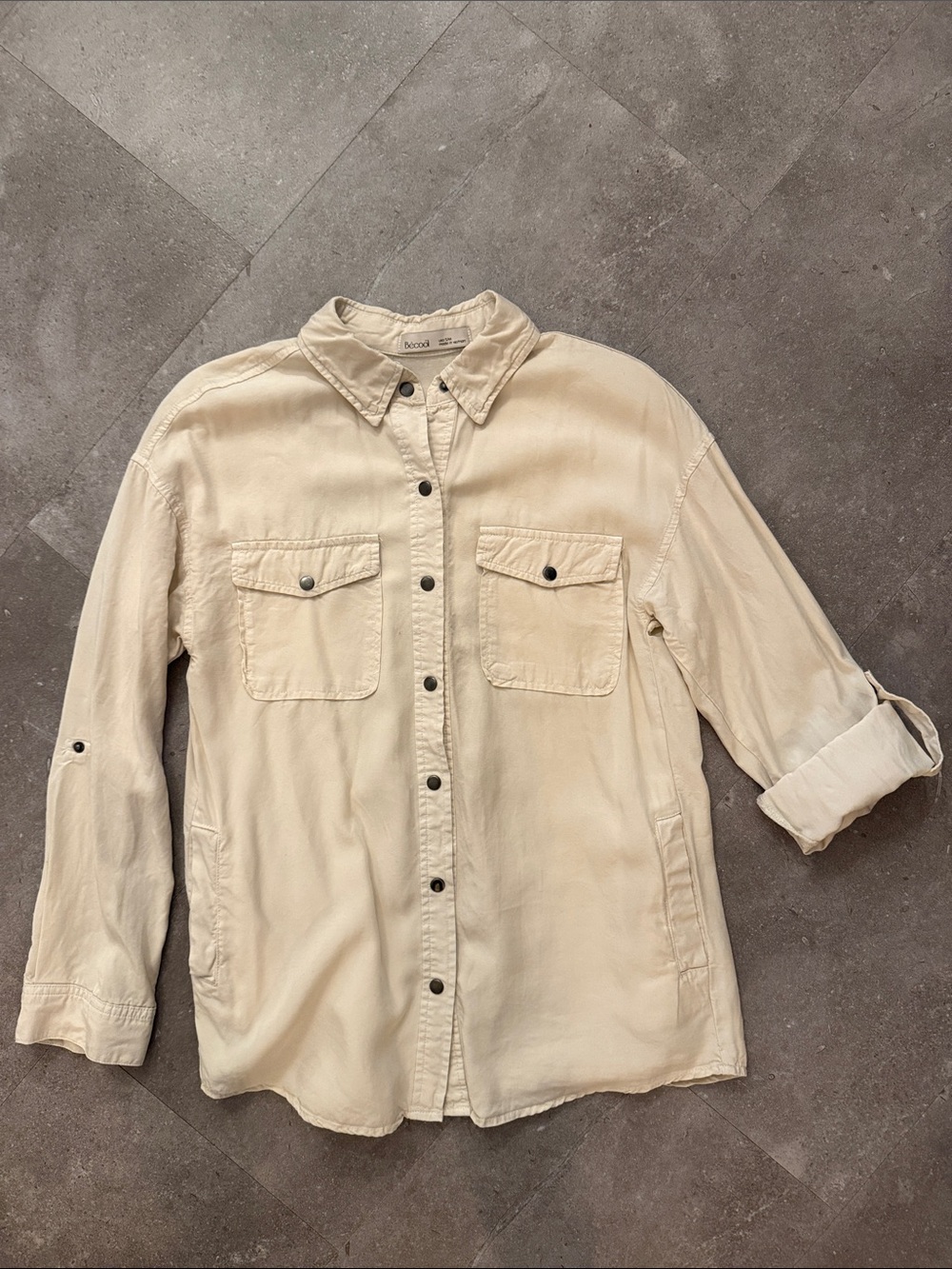 Women’s Casual Button-Down Shirt in Beige with Chest Pockets Sz S/M
